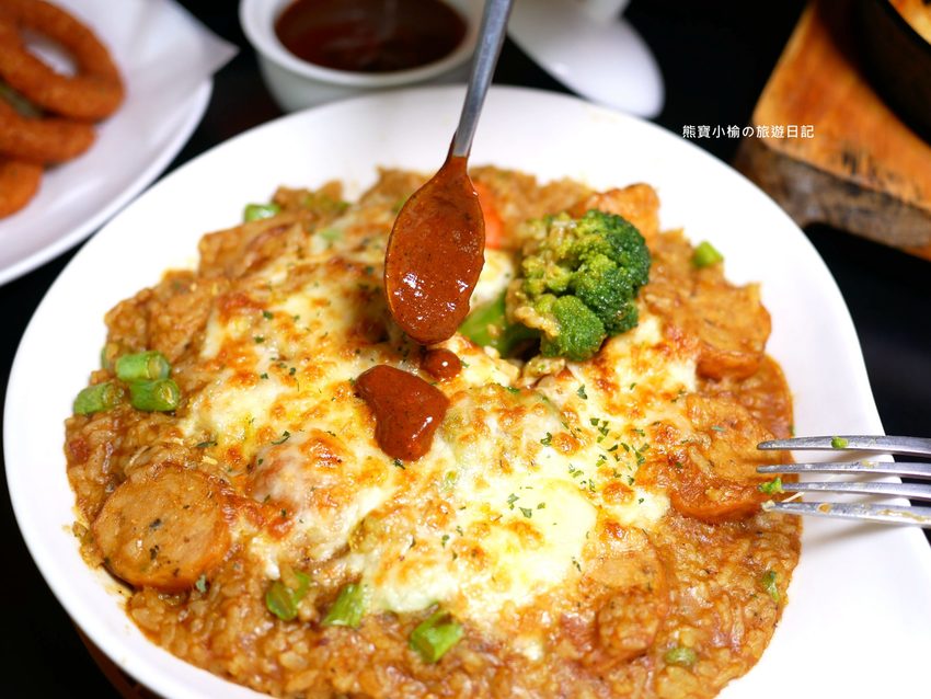 Mr.38 咖哩美食餐廳逢甲店，逢甲夜市必吃平價美食，平日不限時段歐姆蛋咖哩飯只要138元！內文附詳細菜單，還有居家防疫必吃濃郁咖哩牛肉包。 @熊寶小榆の旅遊日記