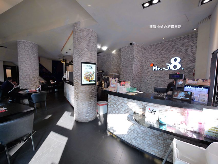 Mr.38 咖哩美食餐廳逢甲店，逢甲夜市必吃平價美食，平日不限時段歐姆蛋咖哩飯只要138元！內文附詳細菜單，還有居家防疫必吃濃郁咖哩牛肉包。 @熊寶小榆の旅遊日記