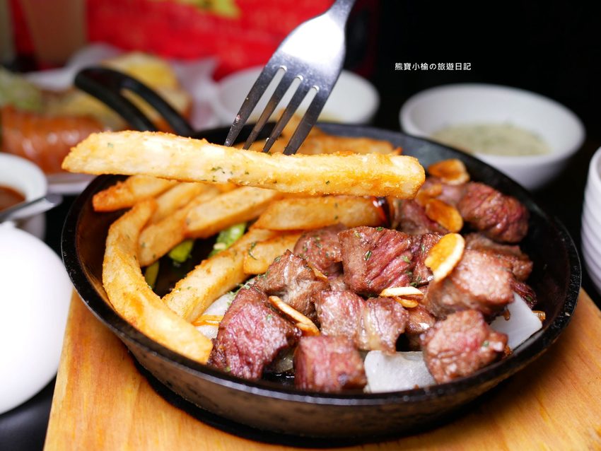 Mr.38 咖哩美食餐廳逢甲店，逢甲夜市必吃平價美食，平日不限時段歐姆蛋咖哩飯只要138元！內文附詳細菜單，還有居家防疫必吃濃郁咖哩牛肉包。 @熊寶小榆の旅遊日記