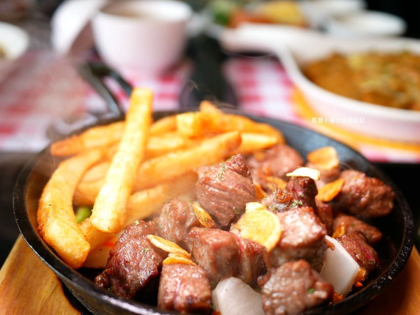 Mr.38 咖哩美食餐廳逢甲店，逢甲夜市必吃平價美食，平日不限時段歐姆蛋咖哩飯只要138元！內文附詳細菜單，還有居家防疫必吃濃郁咖哩牛肉包。 @熊寶小榆の旅遊日記