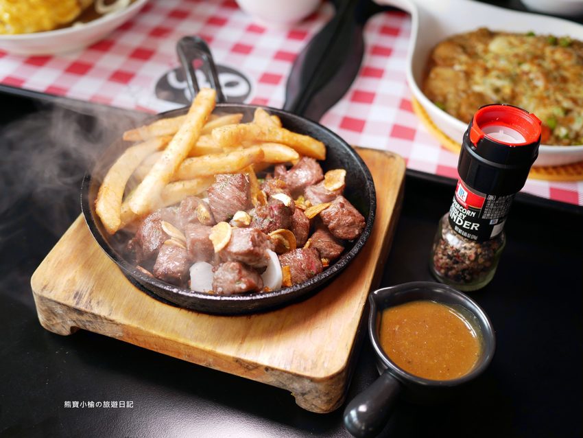 Mr.38 咖哩美食餐廳逢甲店，逢甲夜市必吃平價美食，平日不限時段歐姆蛋咖哩飯只要138元！內文附詳細菜單，還有居家防疫必吃濃郁咖哩牛肉包。 @熊寶小榆の旅遊日記