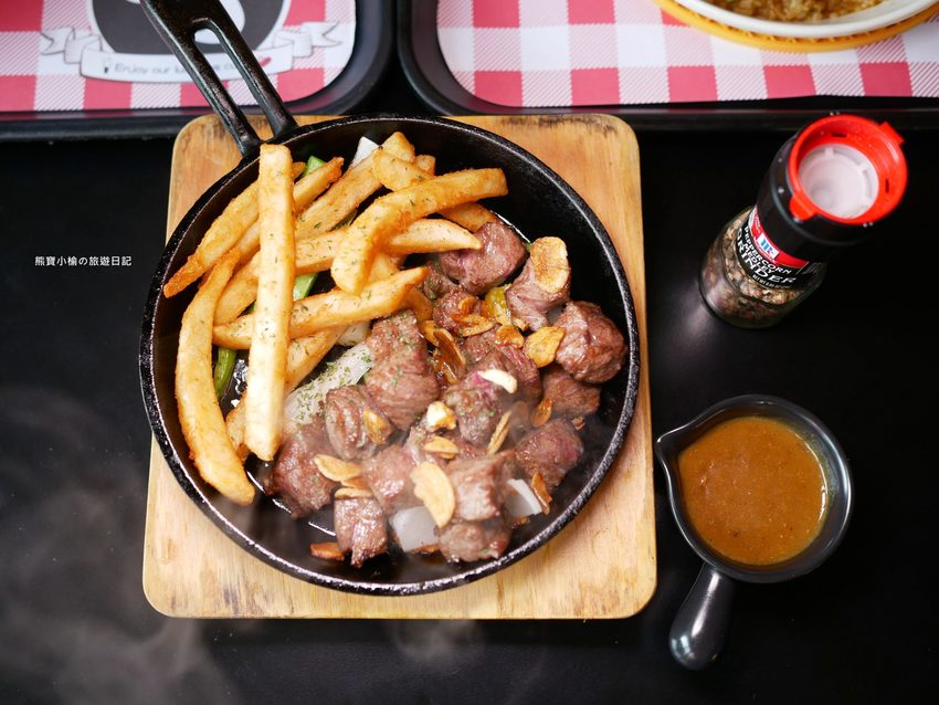 Mr.38 咖哩美食餐廳逢甲店，逢甲夜市必吃平價美食，平日不限時段歐姆蛋咖哩飯只要138元！內文附詳細菜單，還有居家防疫必吃濃郁咖哩牛肉包。 @熊寶小榆の旅遊日記