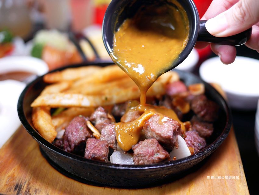 Mr.38 咖哩美食餐廳逢甲店，逢甲夜市必吃平價美食，平日不限時段歐姆蛋咖哩飯只要138元！內文附詳細菜單，還有居家防疫必吃濃郁咖哩牛肉包。 @熊寶小榆の旅遊日記