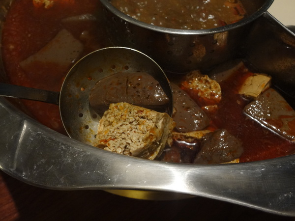 臥龍城巴蜀麻辣燙-麻辣火鍋專賣(原爭紅麻辣火鍋)：1021208[官本金文愛台灣口碑券第20彈]臥龍城巴蜀麻辣燙火鍋好吃到諸葛孔明都不打戰三分天下只想鴛鴦溺在一起