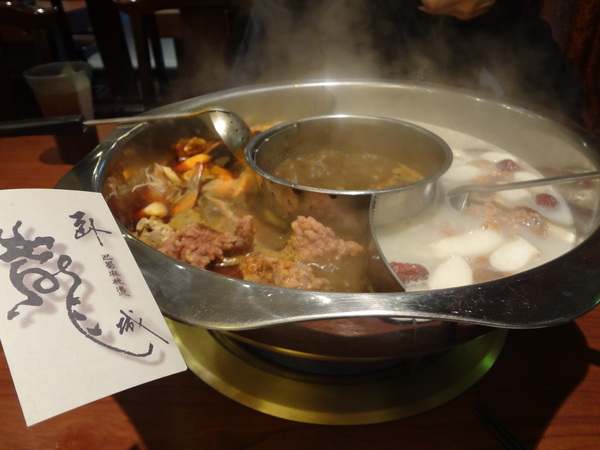 臥龍城巴蜀麻辣燙-麻辣火鍋專賣(原爭紅麻辣火鍋)：1021208[官本金文愛台灣口碑券第20彈]臥龍城巴蜀麻辣燙火鍋好吃到諸葛孔明都不打戰三分天下只想鴛鴦溺在一起