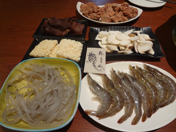 臥龍城巴蜀麻辣燙-麻辣火鍋專賣(原爭紅麻辣火鍋)：1021208[官本金文愛台灣口碑券第20彈]臥龍城巴蜀麻辣燙火鍋好吃到諸葛孔明都不打戰三分天下只想鴛鴦溺在一起