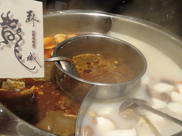 臥龍城巴蜀麻辣燙-麻辣火鍋專賣(原爭紅麻辣火鍋)：1021208[官本金文愛台灣口碑券第20彈]臥龍城巴蜀麻辣燙火鍋好吃到諸葛孔明都不打戰三分天下只想鴛鴦溺在一起