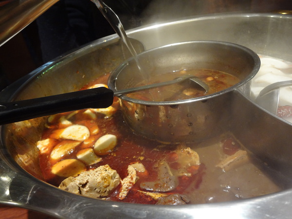 臥龍城巴蜀麻辣燙-麻辣火鍋專賣(原爭紅麻辣火鍋)：1021208[官本金文愛台灣口碑券第20彈]臥龍城巴蜀麻辣燙火鍋好吃到諸葛孔明都不打戰三分天下只想鴛鴦溺在一起