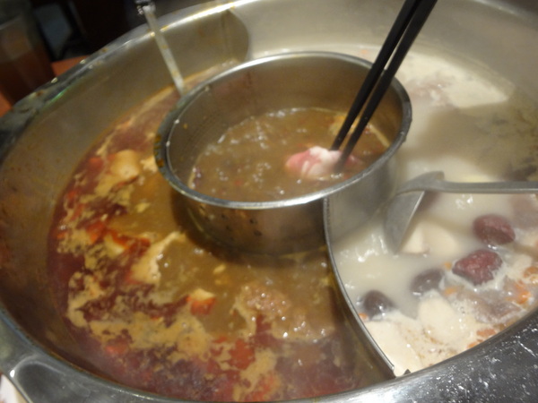 臥龍城巴蜀麻辣燙-麻辣火鍋專賣(原爭紅麻辣火鍋)：1021208[官本金文愛台灣口碑券第20彈]臥龍城巴蜀麻辣燙火鍋好吃到諸葛孔明都不打戰三分天下只想鴛鴦溺在一起