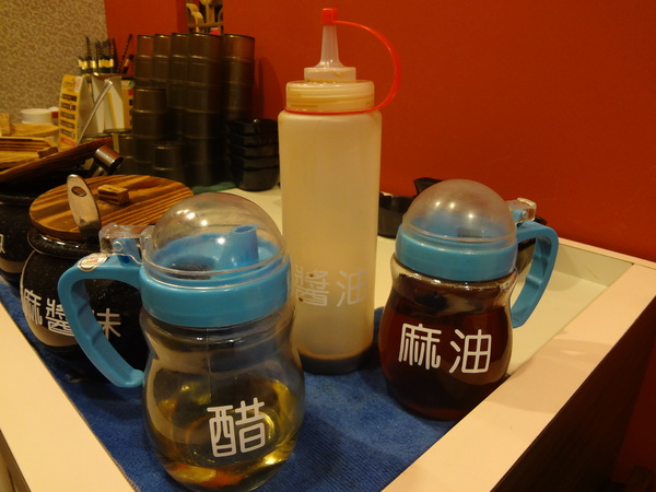 臥龍城巴蜀麻辣燙-麻辣火鍋專賣(原爭紅麻辣火鍋)：1021208[官本金文愛台灣口碑券第20彈]臥龍城巴蜀麻辣燙火鍋好吃到諸葛孔明都不打戰三分天下只想鴛鴦溺在一起