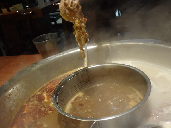 臥龍城巴蜀麻辣燙-麻辣火鍋專賣(原爭紅麻辣火鍋)：1021208[官本金文愛台灣口碑券第20彈]臥龍城巴蜀麻辣燙火鍋好吃到諸葛孔明都不打戰三分天下只想鴛鴦溺在一起