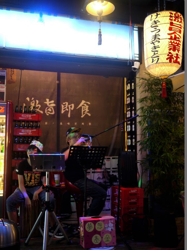 【逢甲夜市】排隊排超久的激旨燒鳥與街頭藝人駐唱