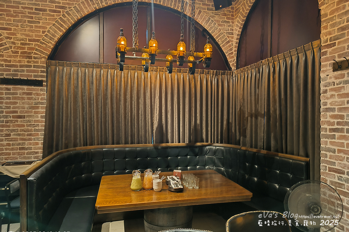 台中市西屯區【台中啤酒買一送一】金色三麥台中市政店｜霍格華茲氛圍餐廳裝潢，自釀啤酒搭配多樣美式餐點。台中美式料理
