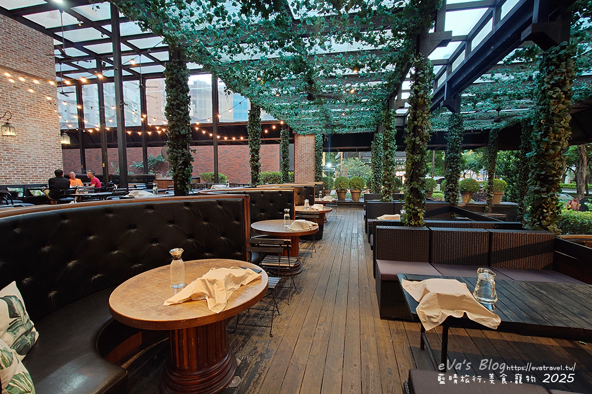 台中市西屯區【台中啤酒買一送一】金色三麥台中市政店｜霍格華茲氛圍餐廳裝潢，自釀啤酒搭配多樣美式餐點。台中美式料理