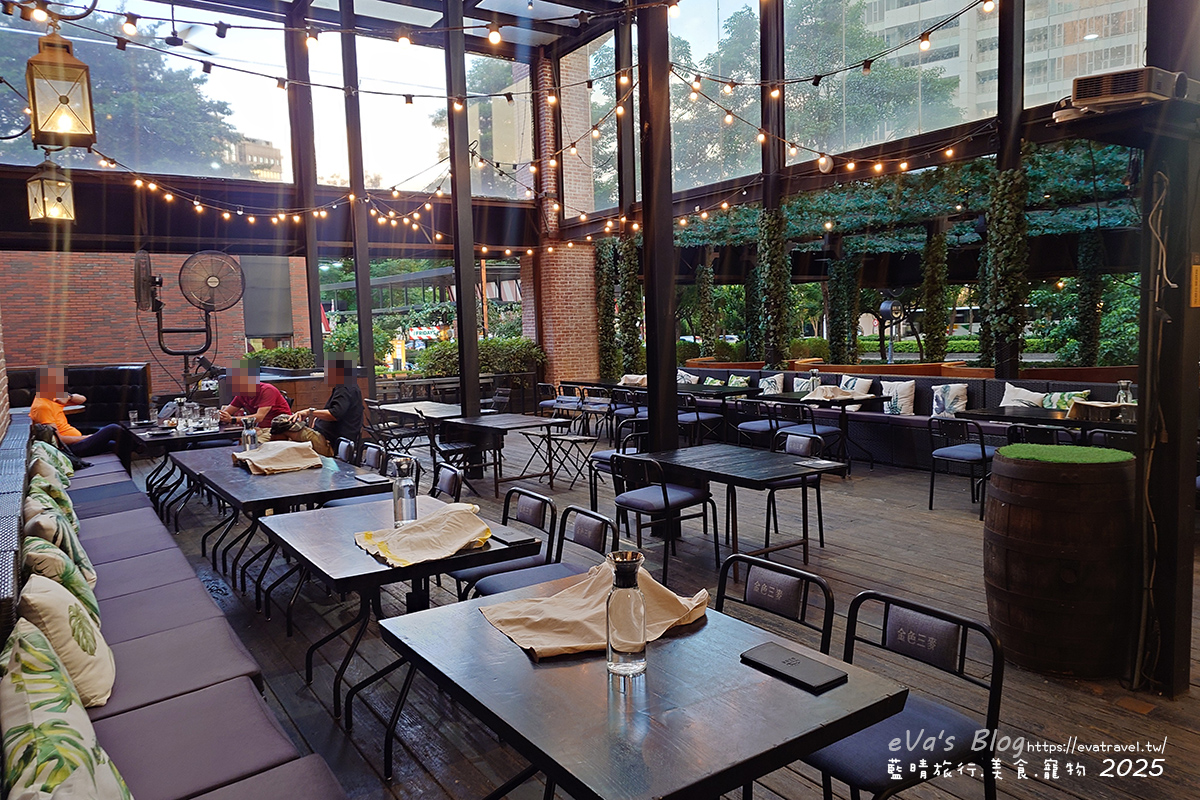 台中市西屯區【台中啤酒買一送一】金色三麥台中市政店｜霍格華茲氛圍餐廳裝潢，自釀啤酒搭配多樣美式餐點。台中美式料理