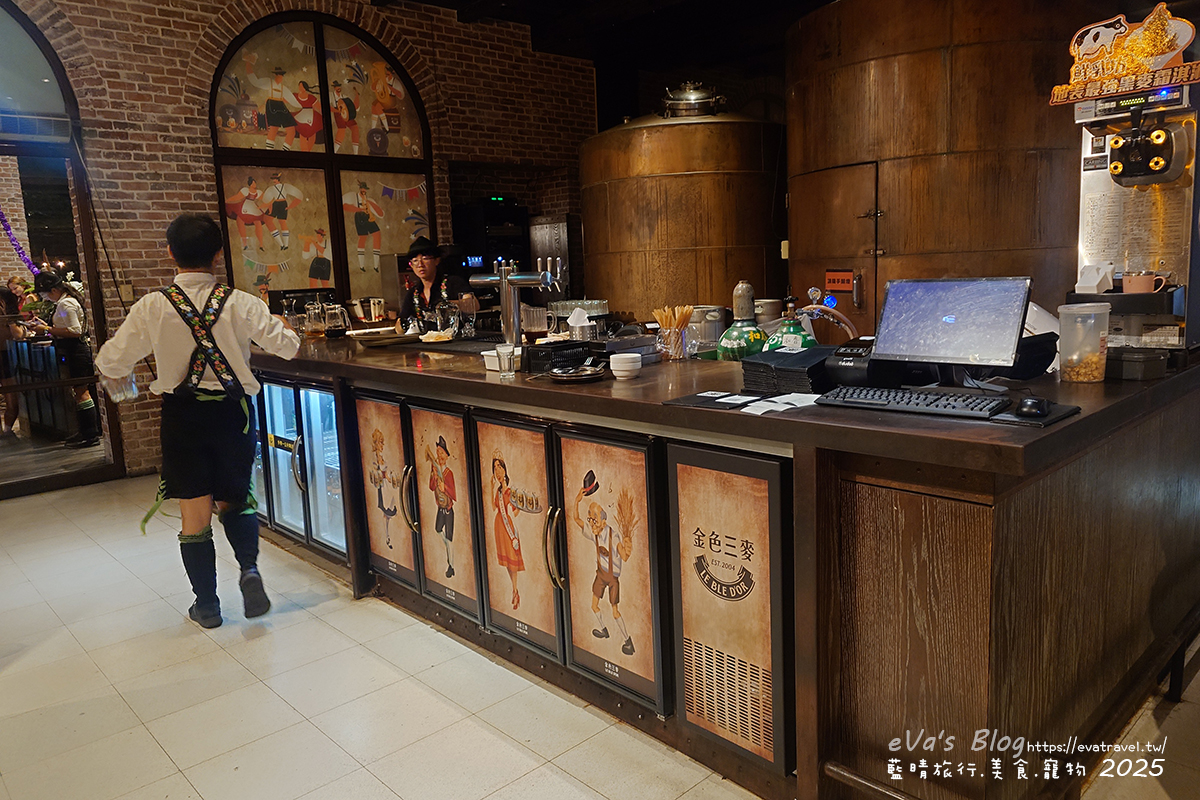 台中市西屯區【台中啤酒買一送一】金色三麥台中市政店｜霍格華茲氛圍餐廳裝潢，自釀啤酒搭配多樣美式餐點。台中美式料理