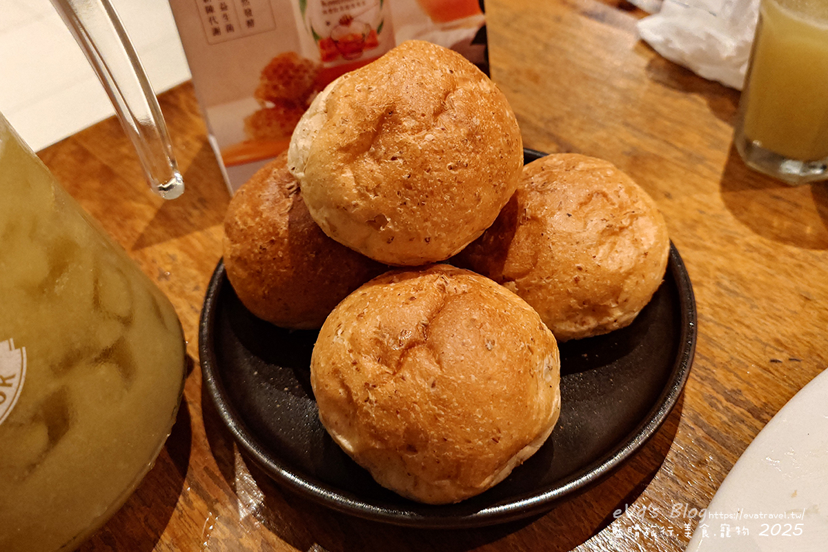 台中市西屯區【台中啤酒買一送一】金色三麥台中市政店｜霍格華茲氛圍餐廳裝潢，自釀啤酒搭配多樣美式餐點。台中美式料理