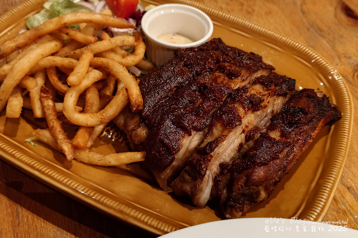 台中市西屯區【台中啤酒買一送一】金色三麥台中市政店｜霍格華茲氛圍餐廳裝潢，自釀啤酒搭配多樣美式餐點。台中美式料理