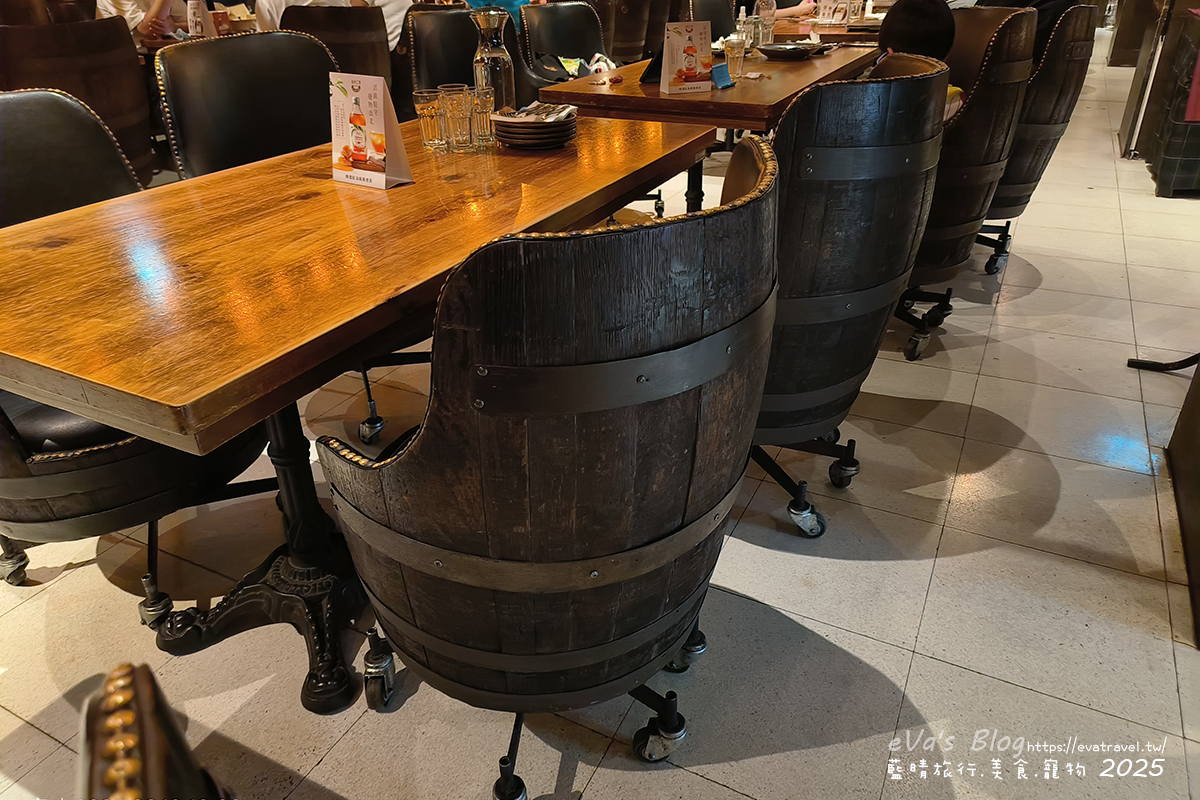 台中市西屯區【台中啤酒買一送一】金色三麥台中市政店｜霍格華茲氛圍餐廳裝潢，自釀啤酒搭配多樣美式餐點。台中美式料理