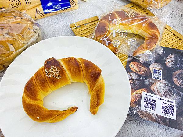 (牙米吃宅配)馥漫麵包花園 宅配防疫麵包箱 台北板橋台中麵包推薦 五款不同組合宅配到你家輕鬆搞定一週的早餐與下午茶 多款麵包新鮮好吃!