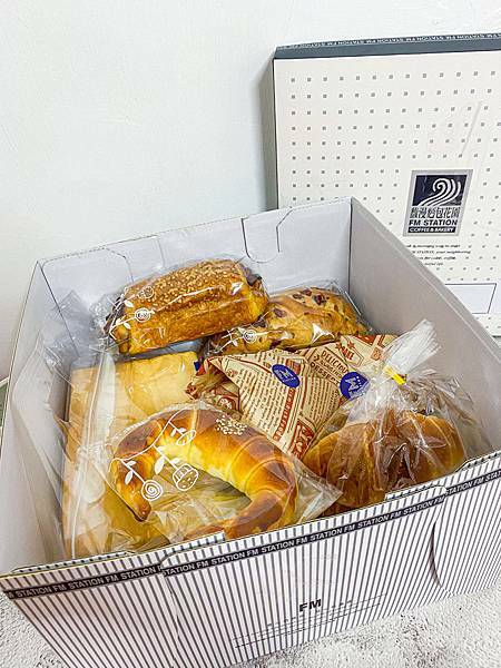 (牙米吃宅配)馥漫麵包花園 宅配防疫麵包箱 台北板橋台中麵包推薦 五款不同組合宅配到你家輕鬆搞定一週的早餐與下午茶 多款麵包新鮮好吃!