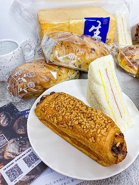 (牙米吃宅配)馥漫麵包花園 宅配防疫麵包箱 台北板橋台中麵包推薦 五款不同組合宅配到你家輕鬆搞定一週的早餐與下午茶 多款麵包新鮮好吃!