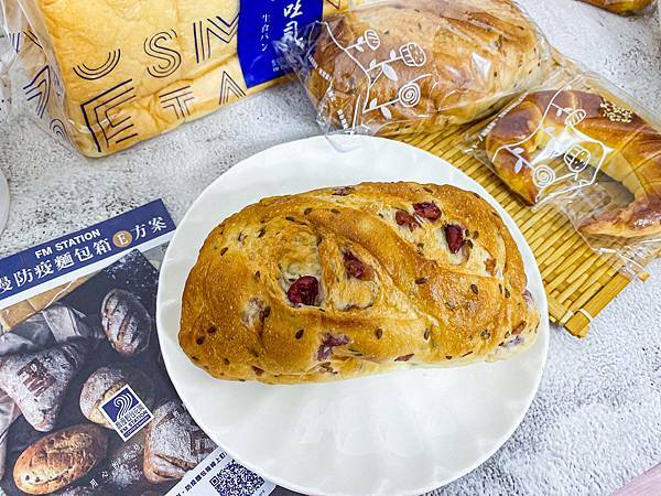 (牙米吃宅配)馥漫麵包花園 宅配防疫麵包箱 台北板橋台中麵包推薦 五款不同組合宅配到你家輕鬆搞定一週的早餐與下午茶 多款麵包新鮮好吃!