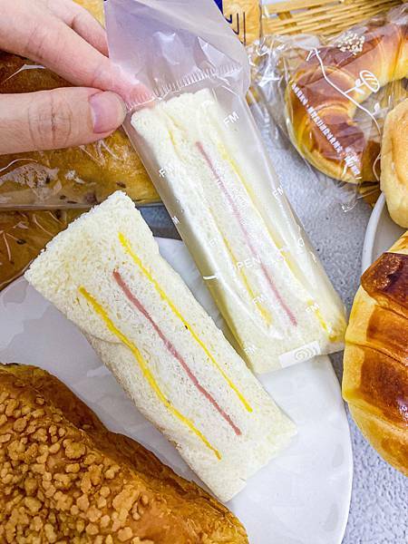 (牙米吃宅配)馥漫麵包花園 宅配防疫麵包箱 台北板橋台中麵包推薦 五款不同組合宅配到你家輕鬆搞定一週的早餐與下午茶 多款麵包新鮮好吃!