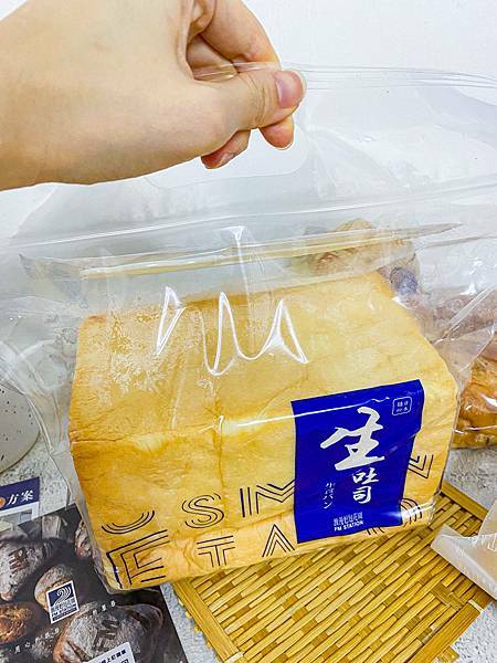 (牙米吃宅配)馥漫麵包花園 宅配防疫麵包箱 台北板橋台中麵包推薦 五款不同組合宅配到你家輕鬆搞定一週的早餐與下午茶 多款麵包新鮮好吃!