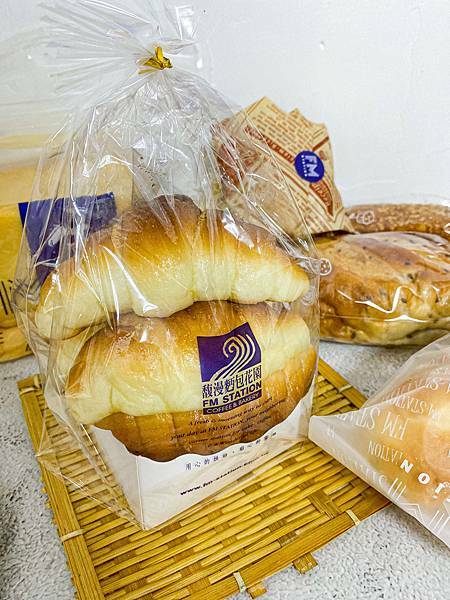 (牙米吃宅配)馥漫麵包花園 宅配防疫麵包箱 台北板橋台中麵包推薦 五款不同組合宅配到你家輕鬆搞定一週的早餐與下午茶 多款麵包新鮮好吃!