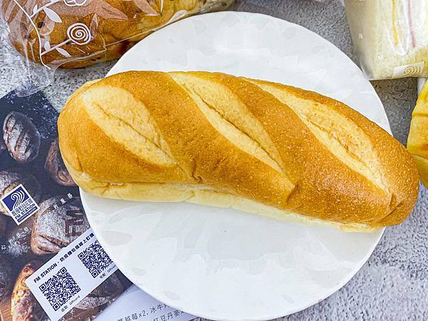 (牙米吃宅配)馥漫麵包花園 宅配防疫麵包箱 台北板橋台中麵包推薦 五款不同組合宅配到你家輕鬆搞定一週的早餐與下午茶 多款麵包新鮮好吃!