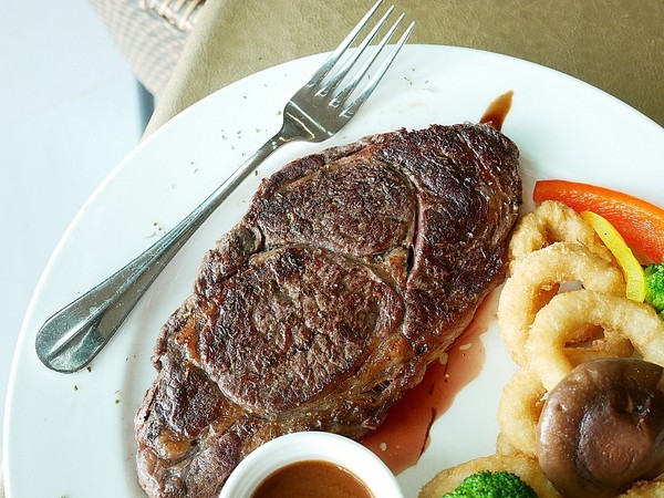 日光行館:日光行館-新北淡水景觀餐廳 同時也是親子餐廳和寵物友善餐廳 非常適合小家庭的親子住宿 安排淡水親子一日遊 順便來這邊接近大自然