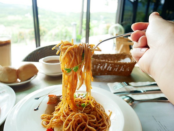 日光行館:日光行館-新北淡水景觀餐廳 同時也是親子餐廳和寵物友善餐廳 非常適合小家庭的親子住宿 安排淡水親子一日遊 順便來這邊接近大自然