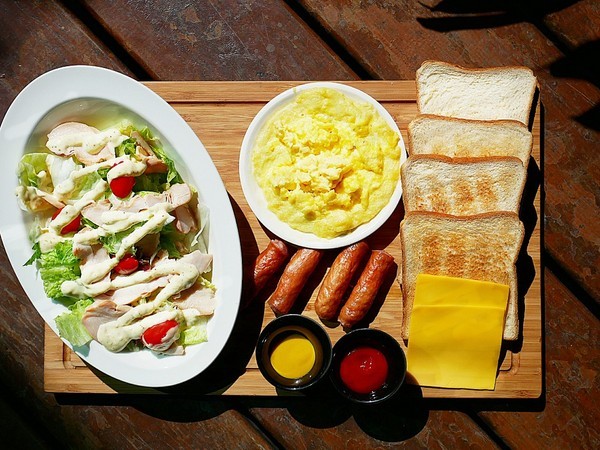 日光行館:日光行館-新北淡水景觀餐廳 同時也是親子餐廳和寵物友善餐廳 非常適合小家庭的親子住宿 安排淡水親子一日遊 順便來這邊接近大自然