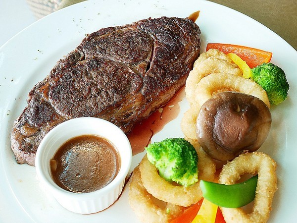 日光行館:日光行館-新北淡水景觀餐廳 同時也是親子餐廳和寵物友善餐廳 非常適合小家庭的親子住宿 安排淡水親子一日遊 順便來這邊接近大自然