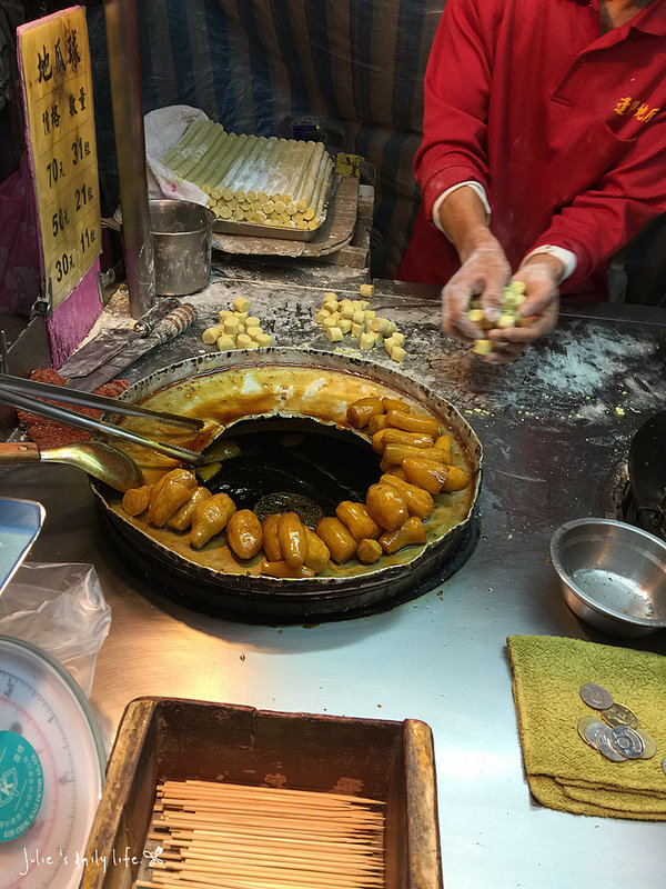 夜市●台中逢甲夜市(大腸包小腸、地瓜球、惡魔雞排、骰子牛、明倫蛋餅、芋圓冰、糖葫蘆)