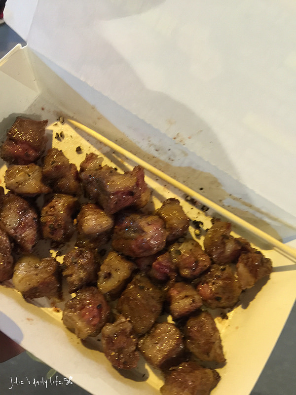 夜市●台中逢甲夜市(大腸包小腸、地瓜球、惡魔雞排、骰子牛、明倫蛋餅、芋圓冰、糖葫蘆)