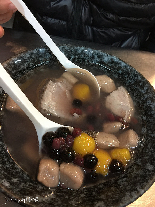 夜市●台中逢甲夜市(大腸包小腸、地瓜球、惡魔雞排、骰子牛、明倫蛋餅、芋圓冰、糖葫蘆)