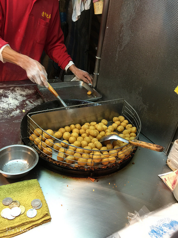 夜市●台中逢甲夜市(大腸包小腸、地瓜球、惡魔雞排、骰子牛、明倫蛋餅、芋圓冰、糖葫蘆)