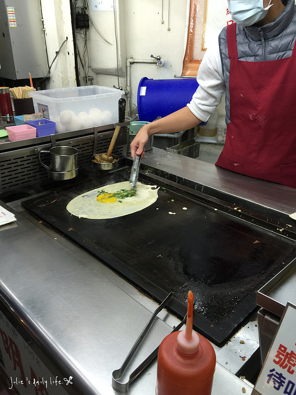 夜市●台中逢甲夜市(大腸包小腸、地瓜球、惡魔雞排、骰子牛、明倫蛋餅、芋圓冰、糖葫蘆)