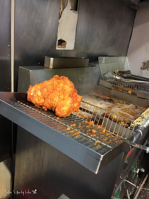 夜市●台中逢甲夜市(大腸包小腸、地瓜球、惡魔雞排、骰子牛、明倫蛋餅、芋圓冰、糖葫蘆)