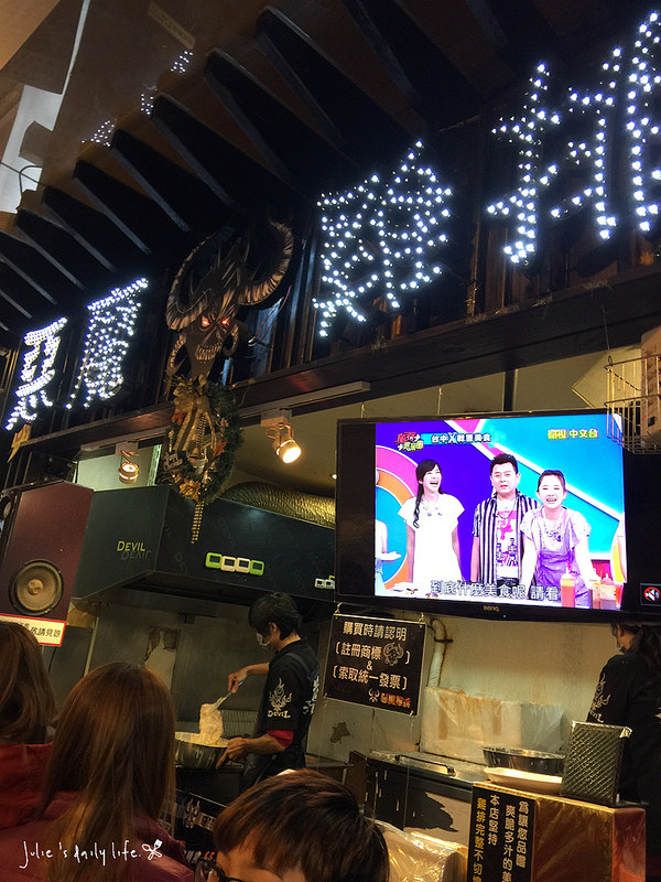 夜市●台中逢甲夜市(大腸包小腸、地瓜球、惡魔雞排、骰子牛、明倫蛋餅、芋圓冰、糖葫蘆)