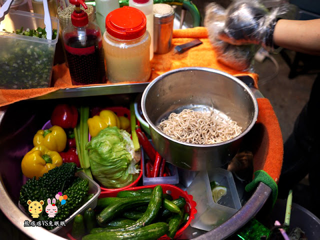 【逢甲夜市】雞婆鹹水雞40元蔬菜拌麵