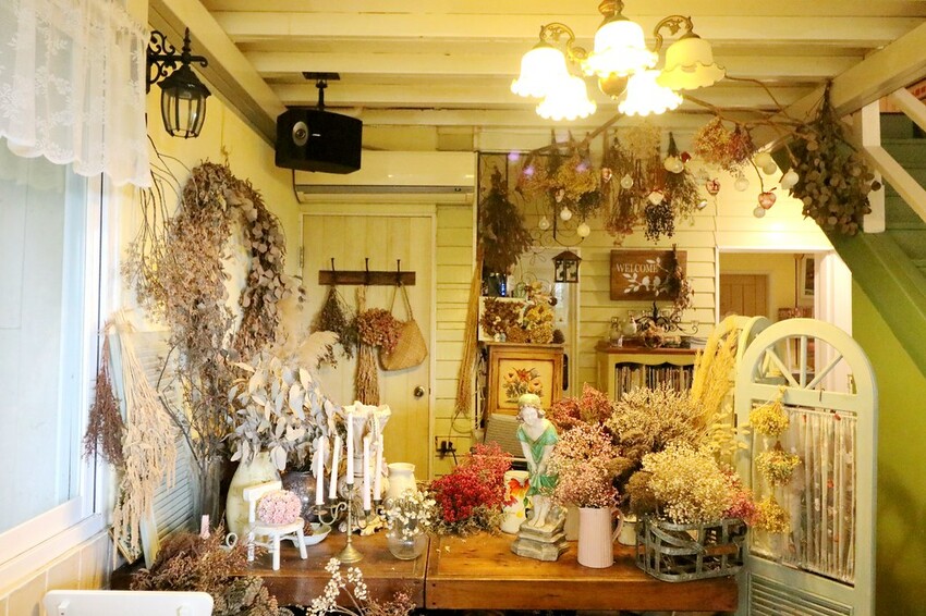 隱身山林中的童話小屋,和人一樣高的繡球花田盛開中.異國風料理好拍又好吃.桃園復興景觀餐廳/特色渡假民宿推