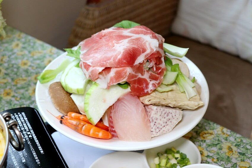 隱身山林中的童話小屋,和人一樣高的繡球花田盛開中.異國風料理好拍又好吃.桃園復興景觀餐廳/特色渡假民宿推