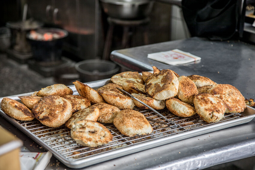 台北市南港區南港老張炭烤燒餅店|炭火烤的就是香啦!一出爐就被掃光焦香胡椒餅