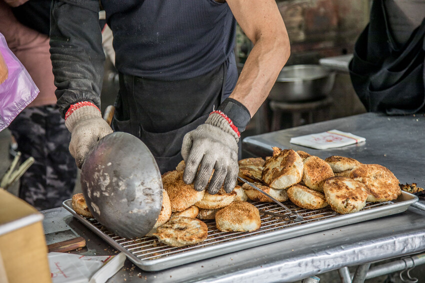 台北市南港區南港老張炭烤燒餅店|炭火烤的就是香啦!一出爐就被掃光焦香胡椒餅