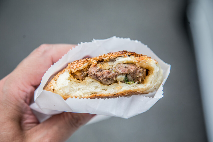 台北市南港區南港老張炭烤燒餅店|炭火烤的就是香啦!一出爐就被掃光焦香胡椒餅