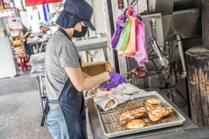 台北市南港區南港老張炭烤燒餅店|炭火烤的就是香啦!一出爐就被掃光焦香胡椒餅