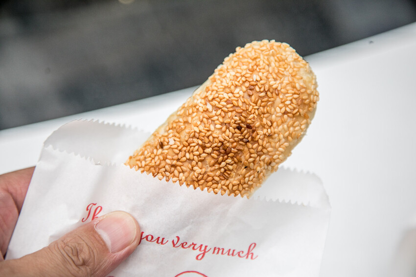 台北市南港區南港老張炭烤燒餅店|炭火烤的就是香啦!一出爐就被掃光焦香胡椒餅